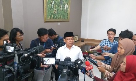 Mensesneg Pratikno menjelaskan surat kepada KPU terkait putusan PTUN dalam perkara OSO, Jumat (5/4). 