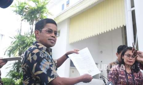 Idrus Marham (left) talks to the reporters after submitting his resignation letter as minister of social affairs to President Joko Widodo at State Palace, Jakarta, Friday (August 24).