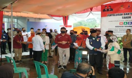 Mensos Juliari P Batubara, Mentero PPN Suharso Monoarfa, Wagub Jabar Uu Ruzhanul Ulum, saat meninjau penyaluran BST di Kantor Pos Kecamatan Ciawi, Kabupaten Tasikmalaya, Jumat (19/6).