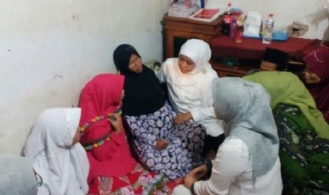 Mensos Khofifah Indar Parawansa (baju putih) mengunjungi keluarga WP (11), anak korban pembunuhan dan perkosaan di Tasikmalaya