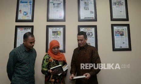 Mensos Khofifah Indar Parawansa berbincang dengan Dirut Republika Media Mandiri Agoosh Yosran (Kanan) dan Pemred Republika Irfan Junaidi (kiri) usai melakukan silahturhami di kantor Republika, Jakarta, Rabu (10/8). (Republika/Prayogi)