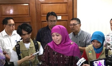 Mensos Khofifah Indar Parawansa bersama pasutri pembawa pesan damai untuk dunia dengan bersepeda (berbaju rompi krim) di Jakarta