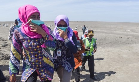 Mensos Khofifah Indar Parawansa (kiri) mengunjungi kolam lumpur Lapindo yang dipasangi instalasi berjudul Survivor usai pemberian dana talangan kepada korban lumpur Lapindo di Desa Siring, Porong, Sidoarjo, Jawa Timur, Selasa (14/7). 