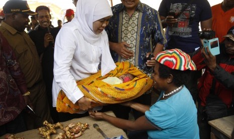 Mensos Khofifah Indar Parawansa (kiri) menyapa pedagang pasar tradisional Kabupaten Tolikara, Papua, Rabu (23/9).