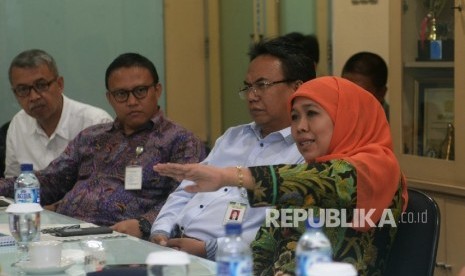 Mensos Khofifah Indar Parawansa memaparkan persentasi saat melakukan silahturhami di kantor Republika, Jakarta, Rabu (10/8). (Republika/ Prayogi)