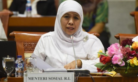 Mensos KhofIfah Indar Parawansa menjawab pertanyaan anggota dewan saat berlangsungnya rapat kerja dengan Komisi VIII DPR di Kompleks Parlemen, Senayan, Jakarta, Kamis (1/9). 