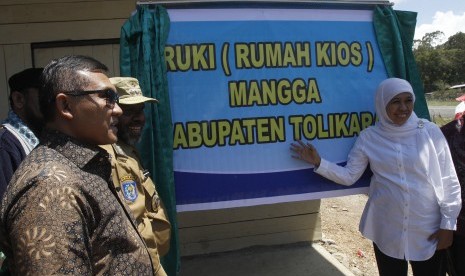 Mensos Khofifah Indar Parawansa meresmikan Rumah Kios Mangga, Kabupaten Tolikara, Papua, Rabu (23/9). 