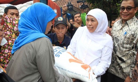 Mensos khofifah Indar Parawansa saat membagikan beras sejahtera di bekasi