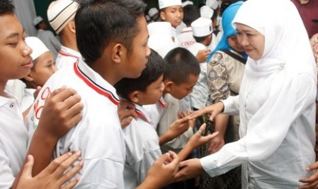 Mensos, Khofifah Indar Parawansa usai doa bersama 2000 anak yatim, Malang, Jumat (25/3)