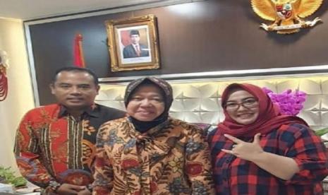 Mensos Tri Rismaharini bersama Tasdi, eks koruptor yang kabarnya diangkat sebagai staf khusus.