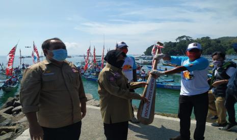 Mensos Tri Rismaharini dan Bupati Pangandaran Jeje Wiradinata mengukuhkan 1.000 nelayan sebagai sahabat Tagana di Pantai Timur Kabupaten Pangandaran, Rabu (31/3).