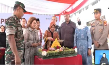 Mensos Tri Rismaharini memotong tumpeng untuk diserahkan kepada anak-anak saat peresmian Rumah Susun (Rusun) Sentra Mulya Jaya di kawasan Bambu Apus, Jakarta Timur, Jumat (31/3/2023).