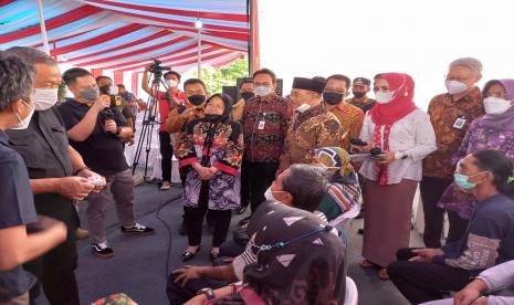 Mensos Tri Rismaharini saat menghandiri Hari Lanjut Usia Nasional 2022 di RS SMC Kabupaten Tasikmalaya, Ahad (29/5/2022).