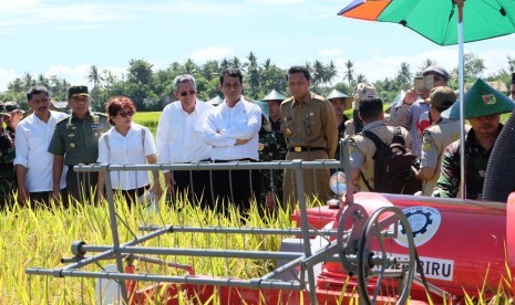 Mentan Amran Sulaiman bersama para petani