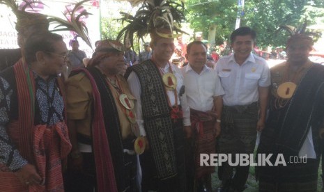 Mentan Amran Sulaiman mendapat gelar adat dan diangkat menjadi sesepuh masyarakat Belu dan Malaka, NTT. 