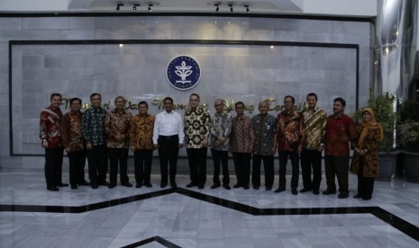 Mentan Amran Sulaiman menghadiri Seminar Nasional Ketahanan Pangan dan Launching IPB SDGs Network yang diselenggarakan IPB bersama Forum Rektor Indonesia di Kampus IPB, Kamis (24/1). 