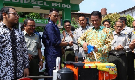 Mentan Amran Sulaiman menguji coba biodiesel