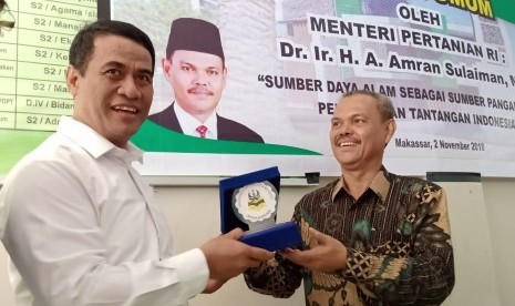 Mentan Amran Sulaiman saat memberi kuliah umum di hadapan Civitas Akademika Universitas Cokroaminoto, Makassar, Jumat (2/11)