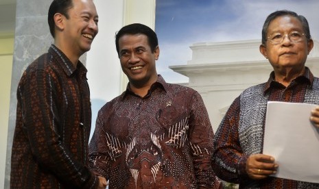 Mentan Amran Sulaiman (tengah) berjabat tangan dengan Mendag Thomas Lembong (kiri) serta Menko Perekonomian Darmin Nasution (kanan) saat memaparkan Paket kebijakan Ekonomi IX di Kantor Kepresidenan, Jakarta, Rabu (27/1). 