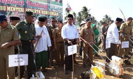 Mentan Andi Amran Sulaiman bersama Bupati Pringsewu Sujadi melakukan tanam perdana jagung di Desa Srikaton, Kecamatan Adiluwih, Kabupaten Pringsewu, Lampung, Selasa (4/9).