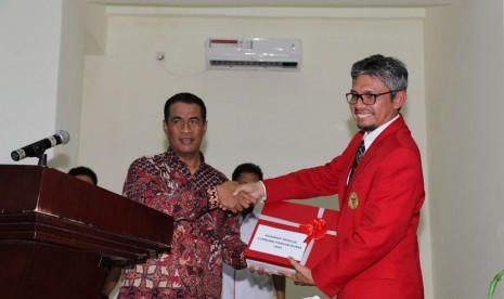 Mentan Andi Amran Sulaiman, di akhir menyampaikan Kuliah Umum, di Fakultas Pertanian Unhas, menyerahkan buku Grand Design Pembangunan Pertanian, 2015 - 2045.