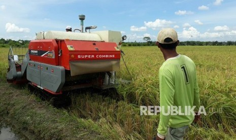 Mentan Andi Amran Sulaiman menghadiri panen raya padi Ciherang seluas 300 hektare di Desa Mandalasari, Kecamatan Mataram Baru, Kabupaten Lampung Timur, Provinsi Lampung, Jumat (10/11). 