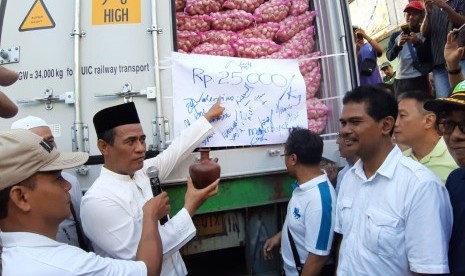 Mentan Andi Amran Sulaiman pimpin operasi pasar bawang putih.