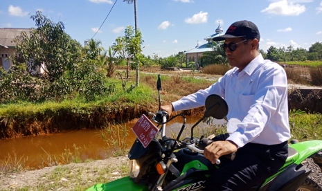 Mentan Andi Amran Sulaiman saat meninjau lokasi lahan rawa di Kabupaten Barito Kuala, Kalimantan Selatan, Sabtu (25/5).