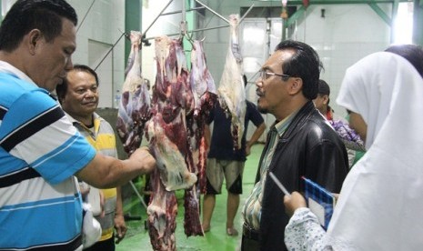 Mentan Suswono saat meninjau rumah pemotongan hewan di Manado, Kamis malam (2/5)