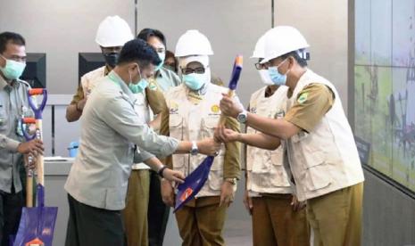  Mentan Syahrul menyerahkan simbolis peralatan brigade pada beberapa pejabat daerah. Mentan juga meminta para pejabat menentukan warna merah, kuning dan hijau dan waspada pada kemungkinan terburuk.