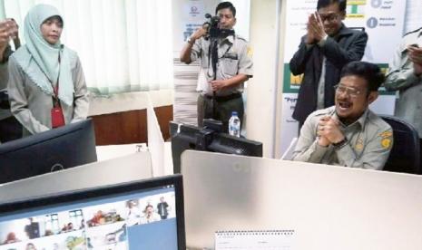 Mentan Syahrul Yasin Limpo antusias dialog interaktif dengan petani dan penyuluh melalui zoom meeting didampingi Kepala BPPSDMP Kementan, Dedi Nursyamsi