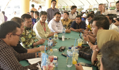  Mentan Syahrul Yasin Limpo berbincang dengan sejumlah awak media di kantin Kementan, Rabu (20/11).