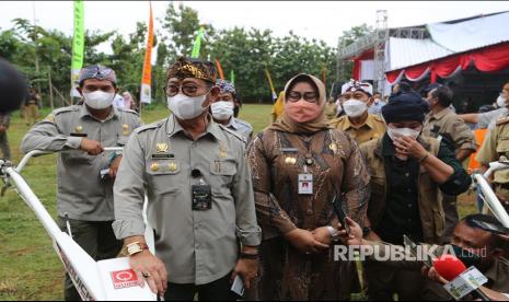 Mentan Syahrul Yasin Limpo bersama Bupati Sragen, Kusdinar Untung Yuni Sukowati, dan anggota Komisi IV DPR RI, Luluk Nur Hamidah, jajaran Eselon I Kementerian Pertanian melakukan panen sekaligus hilirisasi kacang tanah di Desa Bendungan, Kecamatan Kedawung, Sragen, Senin (10/1),