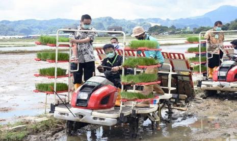 Mentan Syahrul Yasin Limpo kerap uji keandalan Alsintan mendukung percepatan tanam. Mentan menilai keberhasilan percepat tanam butuh sinergi petani dan penyuluh