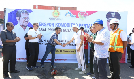 Mentan Syahrul Yasin Limpo melepas Ekspor Komoditi Pertanian dan Pengiriman Sapi dari NTT dengan Tol Laut serta Penyerahan Bantuan kepada Petani NTT tahun 2020, di Pelabuhan Tenau, Kota Kupang, Sabtu 14 Desember 2019.