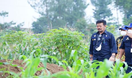 Mentan Syahrul Yasin Limpo saat menghadiri persiapan kick off Food Estate di Desa Lamuk, Kalikajar, Wonosobo, Jumat (15/10), yang sebelumnya di hari yang sama, Mentan juga menghadiri acara sejenis di kawasan Embung Bansari, Kabupaten Temanggung.