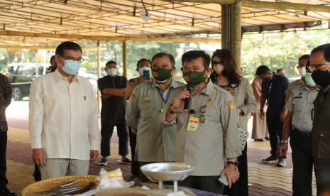 Mentan Syahrul Yasin Limpo yang didampingi Wali Kota Bogor Bima Arya saat menemui pengurus DKM dan panitia pemotongan hewan kurban di Masjid Alfalaah Kota Bogor, Jawa Barat, Kamis (15/7).