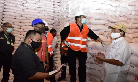 Mentan SYL dalam sidak gudang pupuk milik PT. Pupuk Kaltim di Bitung, Sulawesi Utara, Ahad (30/8).