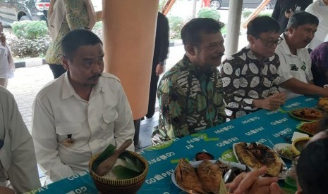 Mentan SYL menggelar makan siang bersama bersama awak media massa di kantin Kementan, Rabu (20/11). Tampak mendampingi Mentan yakni Kadistan Kabupaten Toli-Toli, Rustan Rewa.