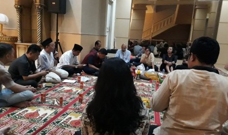 Menteng Muslim Center yang dimoderatori ketua umum PB HMI periode 2013-2015 Arief Rosyid Hasan menghadirkan Ketua Umum BPL PB HMI Ustaz Arif Maulana dan Yusuf Daud dari Philosufi Centre Surabaya, Ahad (19/11).