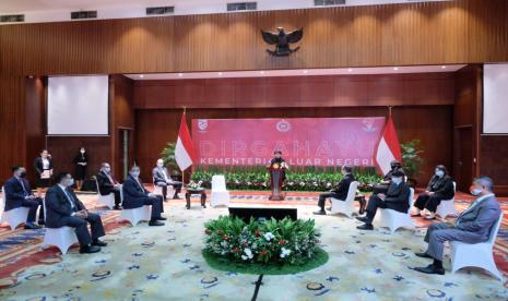 Menter Luar Negeri (Menlu) Retno Marsudi memimpin peringatan 75 tahun berdirinya Kementerian Luar Negeri RI dan meresmikan Gedung Baru KBRI Phnom Penh, Rabu (19/8). 