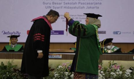 Menteri Agama 2014-2019 Lukman Hakim Saifuddin saat menerima gelar honoris causa dari UIN Jakarta