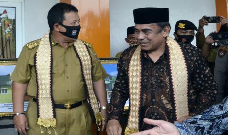 Menteri Agama Fachrul Razi (kanan) berbincang dengan Gubernur Lampung Arinal Djunaidi usai menandatangani prasati pusat layanan haji dan umrah terpadu Tulang Bawang Barat di Asrama Haji Lampung, Lampung (11/8/2020). Dalam kunjungannya Menteri Agama melakukan silaturahmi dengan tokoh lintas agama dalam rangka penguatan moderasi beragama di Provinsi Lampung.