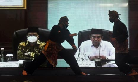 MTQ Nasional XXVIII Diluncurkan Secara Virtual. Menteri Agama, Fachrul Razi (kanan), menyaksikan atraksi silat secara virtual saat Launching Musabaqah Tilawatil Quran (MTQ) Nasional ke-28, di Padang, Sumatera Barat, Selasa (28/7/2020). Peluncuran itu sebagai bentuk kesiapan Provinsi Sumbar menjadi tuan rumah perhelatan MTQ Nasional, yang akan digelar pada 12-21 November 2020.