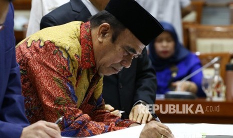 Menteri Agama Fachrul Razi menandatangani lembar pengesahan Biaya Penyelenggaraan Ibadah Haji (BPIH) seusai mengikuti rapat kerja dengan Komisi VIII DPR di Kompleks Parlemen, Senayan, Jakarta, Kamis (30/1/2020).