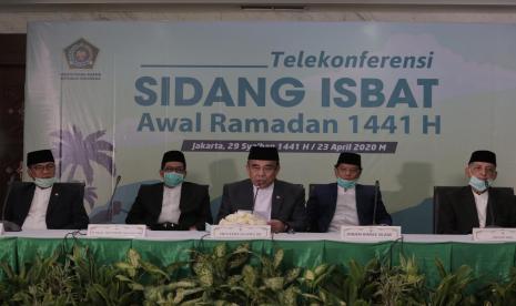 Menteri Agama Fachrul Razi mengumumkan hasil sidang isbat penentuan 1 Ramadhan 1441 Hijriyah dalam konferensi pers daring, Kamis (23/4).