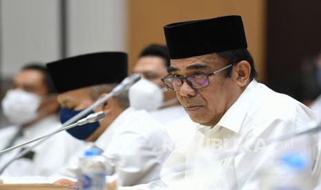 Komisi VIII DPR Doakan Menag Sembuh dari Covid-19. Foto: Menteri Agama Fachrul Razi menyimak pertanyaan anggota Komisi VIII DPR saat rapat kerja di Kompleks Parlemen Senayan, Jakarta, Selasa (8/9/2020). Rapat kerja tersebut membahas RKA K/L Tahun Anggaran 2021 serta isu-isu terkini, contohnya tentang radikalisme. 