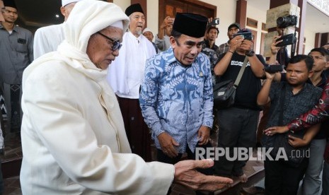 Menteri Agama Fachrul Razi (tengah) didampingi pengasuh pondok pesantren Lirboyo KH Anwar Mansur (kiri) saat berkunjung di pondok pesantren Lirboyo Kota Kediri, Jawa Timur, Kamis (21/11/2019).