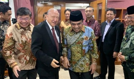 Menteri Agama Fahcrul Razi, bertemu dengan sejumlah tokoh Kristiani dalam perayaan Natal di Gereja Reformed Injili Indonesia. Jemaat besar sinode GRII, Selasa (24/12).