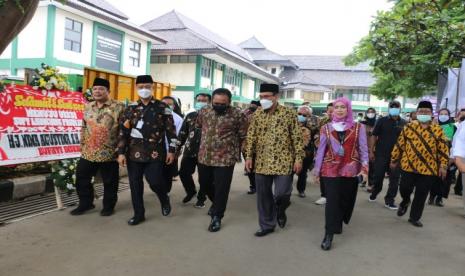 Menteri Agama KH Yaqut Cholil Qoumas,  saat peluncuran  Program Pendidikan Pembelajaran Jarak jauh (PJJ) Pendidikan Agama Islam yang menandai transformasi IAIN Syekh Nurjati Cirebon menjadi Universitas Islam Siber Syekh Nurjati Indonesia (UISSI) di Kampus IAIN Syekh Nurjati Cirebon, Selasa (14/12),  